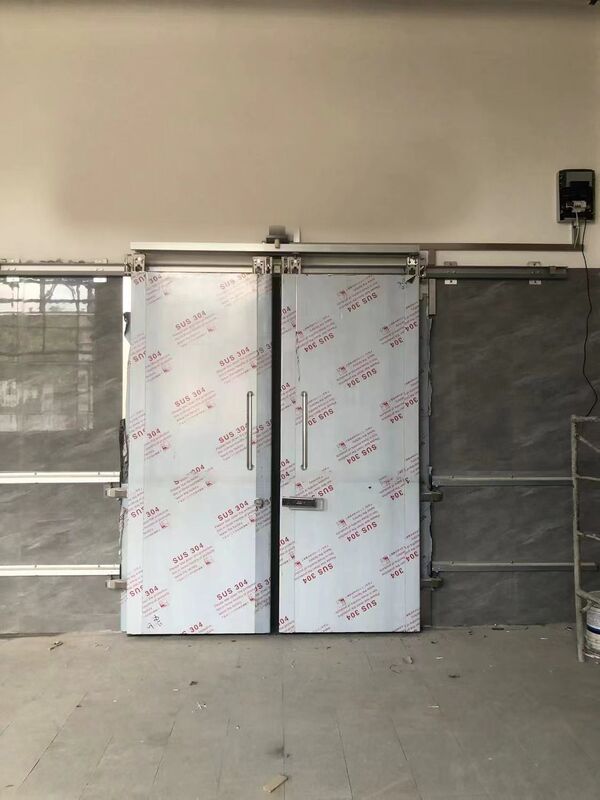 Double Sliding Electric Cold Storage Door 150mm Insulated Panels For Wide Cold Room Openings