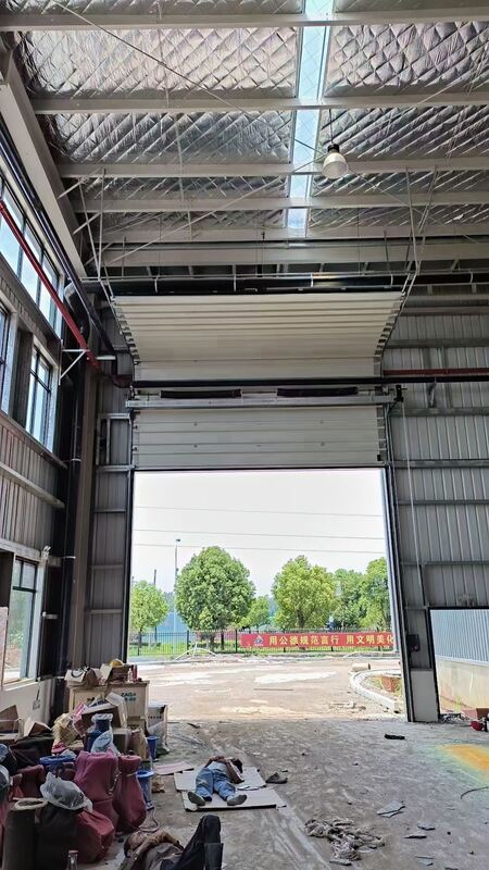 Emergency Manual-Operation Industrial Sectional Overhead Door with Wind Resistance Level 7-8 and 24dB Sound Insulation