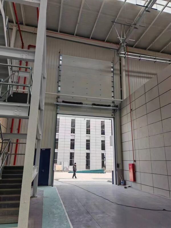 Emergency Manual-Operation Industrial Sectional Overhead Door with Wind Resistance Level 7-8 and 24dB Sound Insulation