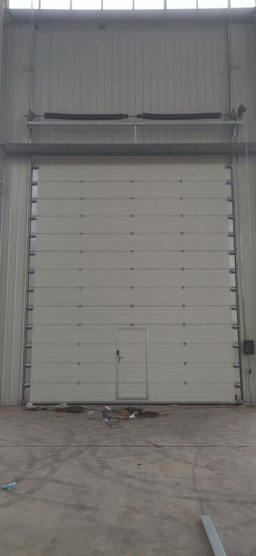 Integrated Pedestrian Door Industrial Sectional Overhead Door with 24dB Sound Insulation and Level 7-8 Wind Resistance