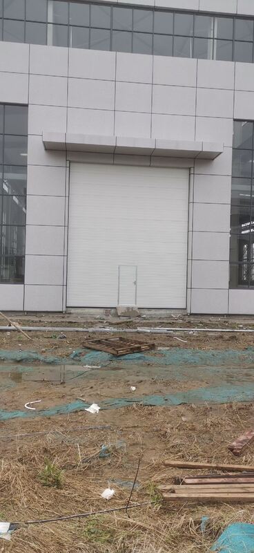 Integrated Pedestrian Door Industrial Sectional Overhead Door with 24dB Sound Insulation and Level 7-8 Wind Resistance